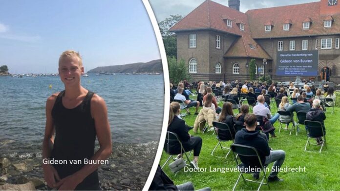 Gideon-en-de-mensen-op-het-Dr-Langeveldplein-Foto-Prive-Rijnmond