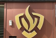 Cabine vrachtwagen vliegt in brand