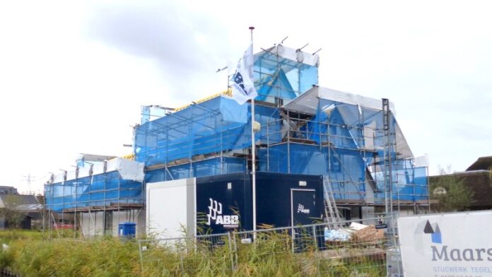 " extreem" bouwwerk tegenover de school