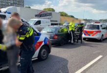 Politie Dordrecht ramt slingerende auto op A16
