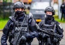 Arrestatieteam doet aanhouding in woning in Dordrecht