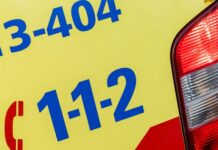 Bedrijfsbusje klapt frontaal op betonwagen, man zwaargewond