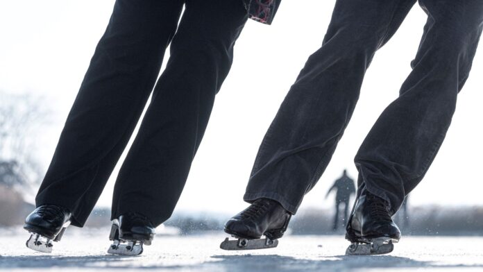 De schoonrijders zetten een nieuwe slag in op de buitenkant van de schaats