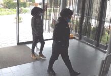 Wie herkent verdachten van een woningoverval in de Hendrik Breitnerstraat?