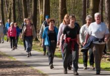 Eerste wandelgroep die in de avond gaat lopen
