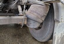 Inspecteurs halen gammele vrachtwagen met gifstoffen van de A16