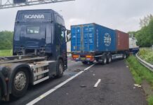 Vrachtwagens botsen op A16