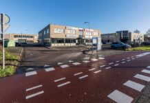 Scooter en auto botsen bij Kattestaart