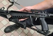 Politie vindt kruisboog, handboog en balletjespistolen in auto