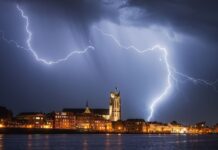 Bliksem slaat in op schoorsteen in Randwijk