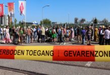 Actiegroep stort voor de 200e keer vervuilde grond voor de deur van Chemours