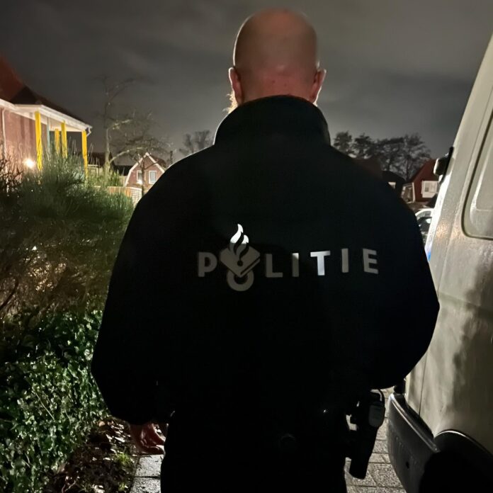 politie agent op rug gezien