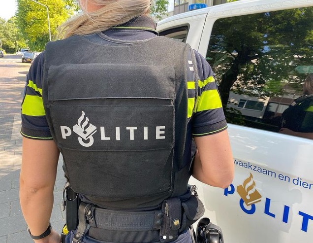 politie agente op rug gezien