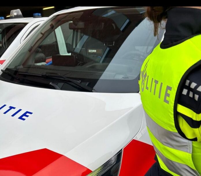 politie auto agente op rug pol dordt