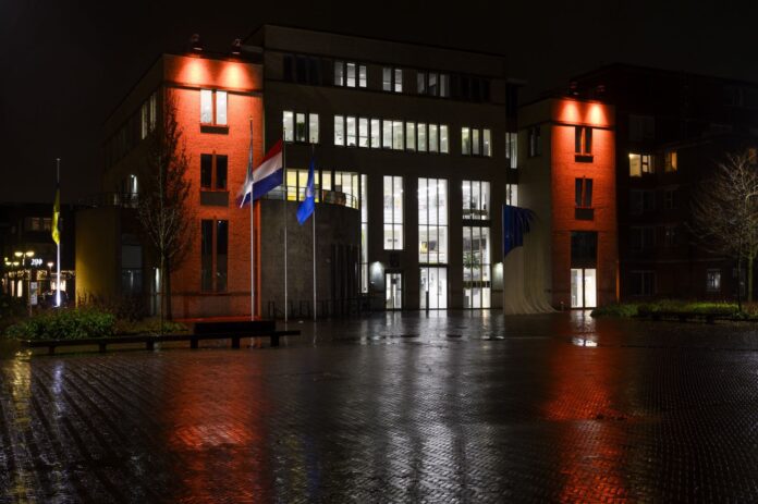 Gemeentehuis oranje verlicht