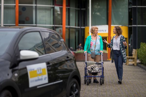 fotoshoot deelnmr en chauffeur achter auto