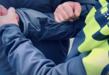 Man mishandelt mensen met kettingslot