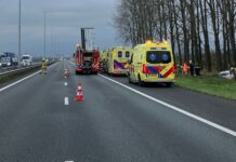 Auto slaat over de kop op A15 en belandt in greppel