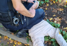 Als I. een halve fles whisky opdrinkt, richt hij zich tegen scootmobielers: ‘Hier die kar’