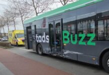 Aanrijding tussen stadsbus en auto met aanhanger op Merwedestraat