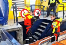 Hond gered uit koud water