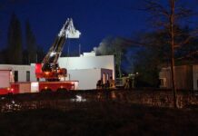 Vlammen uit het dak van Dordts crematorium