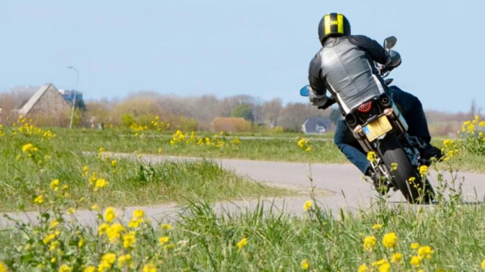 motorrijder op dijk