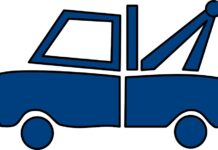 Zoemm, plons! Bestuurder slaat insect van zijn broek en belandt in de sloot