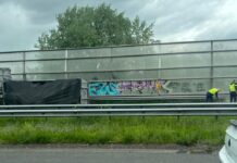 Gekantelde aanhanger zorgt voor enorme file op A15