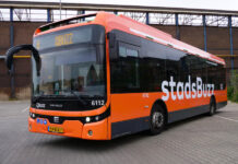 Qbuzz viert jubileum met oranje bus en kroontjes