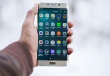 Oeps, telefoon valt van dak rijdende auto en belt zelf 112