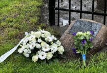 Dodenherdenking bij regen en (een klein beetje) zonneschijn