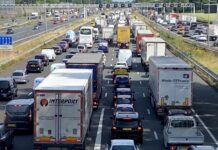 Tientallen kilometers file en urenlange vertraging door dichte snelwegen