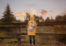 Hier moet je op letten bij het kopen van een regenjas