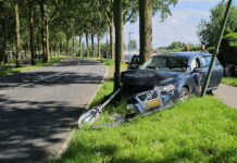 Man (85) valt weg en botst tegen lantaarnpaal