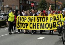 Honderden mensen marcheren door Dordrecht tegen Chemours