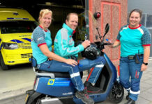 Ambulancemedewerkers pendelen op scooters door de regio