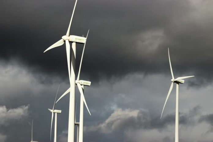 windturbines donkere wolken pexels