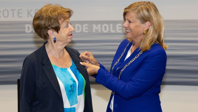 Gouden gemeentespeld Corrie Middelkoop