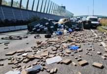 Ravage en lange file op A16 door gekantelde vrachtwagen