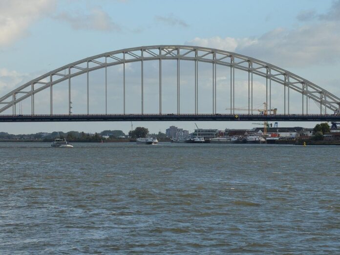 brug over noord2 rijnmond