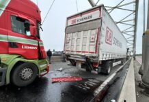 Lange file N3 na ongeval met drie vrachtwagens op Merwedebrug