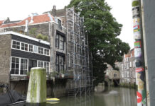 Steigers geplaatst bij wankelend monumentaal pand