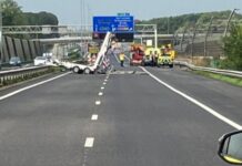 Auto negeert rood kruis op A15 en botst op pijlwagen