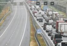 112-Nieuws: motorrijder klapt op auto op A15