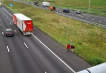 Mannen steken lopend snelweg over, de snelste route naar… het politiebureau