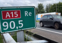 Auto met zes personen op z’n kop op A15 bij Ridderkerk
