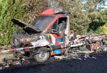Geparkeerd brandweerbusje gaat in vlammen op