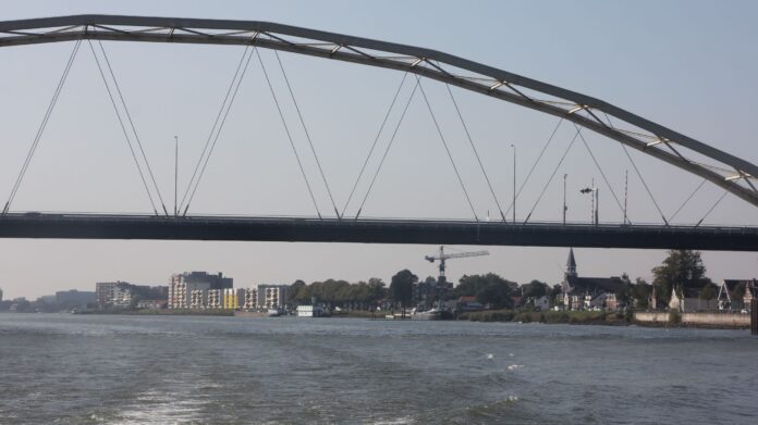 merwedebrug vanaf rivier-bb