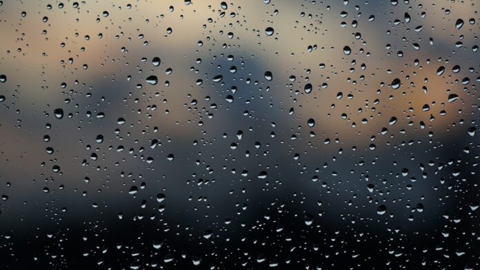 regen op raam pixabay